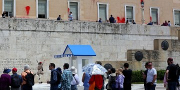 Μπογιές και καπνογόνα στη Βουλή από τον Ρουβίκωνα για τον Κουφοντίνα (φωτο)