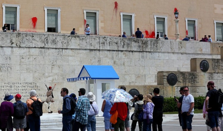Μπογιές και καπνογόνα στη Βουλή από τον Ρουβίκωνα για τον Κουφοντίνα (φωτο)