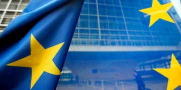 Η Κομισιόν προωθεί τις ενταξιακές διαπραγματεύσεις με Σκόπια και Τίρανα