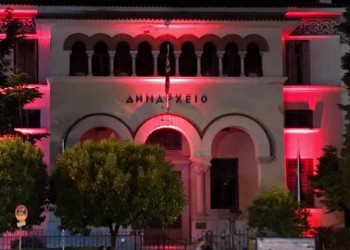 Κόκκινο το δημαρχείο Ιωαννίνων για τα 100 χρόνια από τη Γενοκτονία των Ποντίων