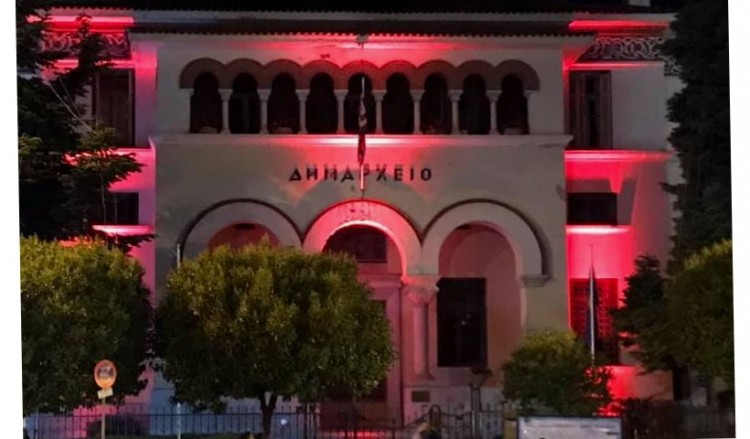 Κόκκινο το δημαρχείο Ιωαννίνων για τα 100 χρόνια από τη Γενοκτονία των Ποντίων