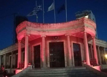 Με κόκκινο χρώμα φωτίστηκε το δημαρχείο Λευκωσίας για τα 100 χρόνια από τη Γενοκτονία των Ποντίων