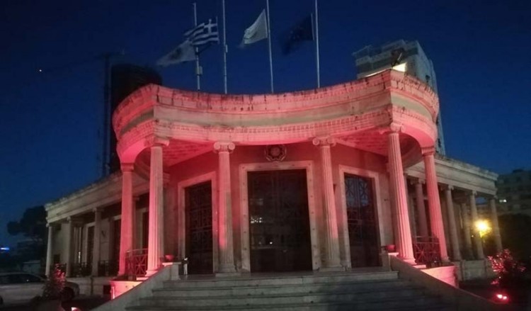 Με κόκκινο χρώμα φωτίστηκε το δημαρχείο Λευκωσίας για τα 100 χρόνια από τη Γενοκτονία των Ποντίων