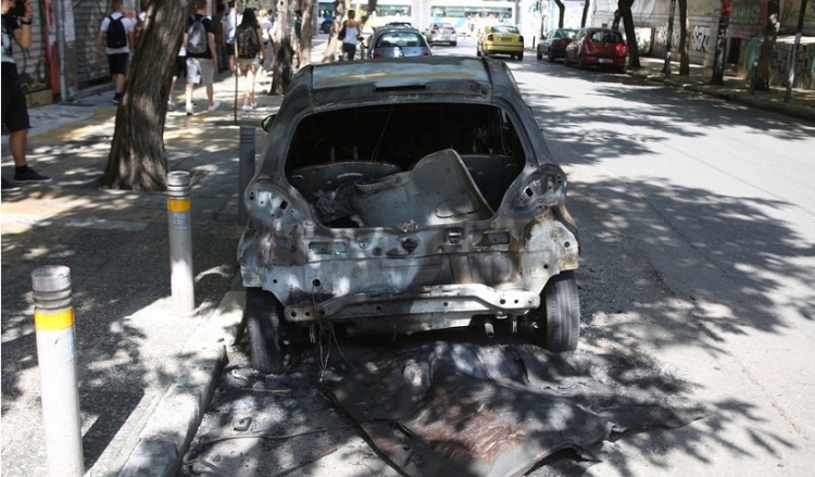 Μπαράζ εμπρησμών τα ξημερώματα στην Αθήνα