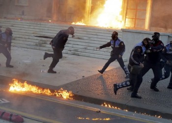 Βίαια επεισόδια σε αντικυβερνητική διαδήλωση στα Τίρανα