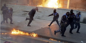 Βίαια επεισόδια σε αντικυβερνητική διαδήλωση στα Τίρανα