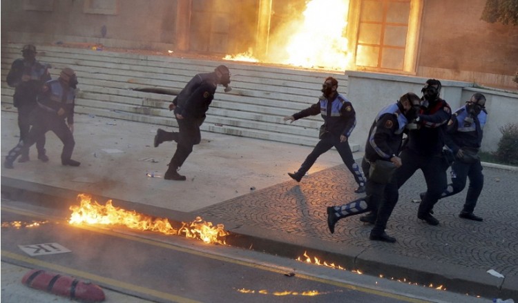Βίαια επεισόδια σε αντικυβερνητική διαδήλωση στα Τίρανα