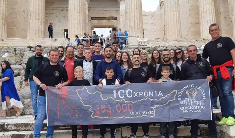 Ανέβηκαν στην Ακρόπολη με πανό για τη Γενοκτονία των Ποντίων!