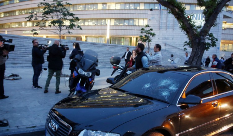 Επίθεση σε εκδήλωση της ΝΔ – Άγνωστοι πέταξαν πέτρες και κροτίδες