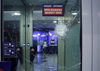 Επίθεση κουκουλοφόρων σε τράπεζες και καταστήματα στο κέντρο της Αθήνας