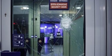 Επίθεση κουκουλοφόρων σε τράπεζες και καταστήματα στο κέντρο της Αθήνας