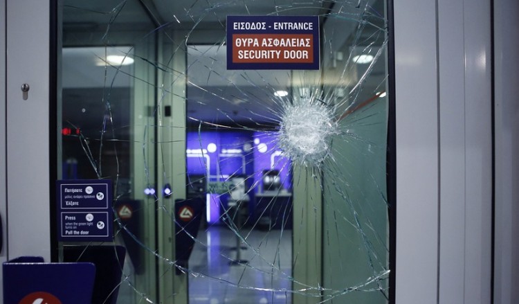 Επίθεση κουκουλοφόρων σε τράπεζες και καταστήματα στο κέντρο της Αθήνας