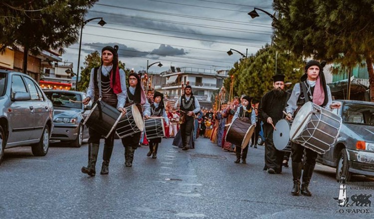 Μεγαλειώδης λαμπαδηφορία στην Αγία Βαρβάρα για τη Γενοκτονία των Ποντίων