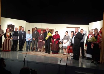 Η θεατρική παράσταση που άνοιξε την αυλαία στο Παμποντιακό Πανοΰρ στα Σούρμενα