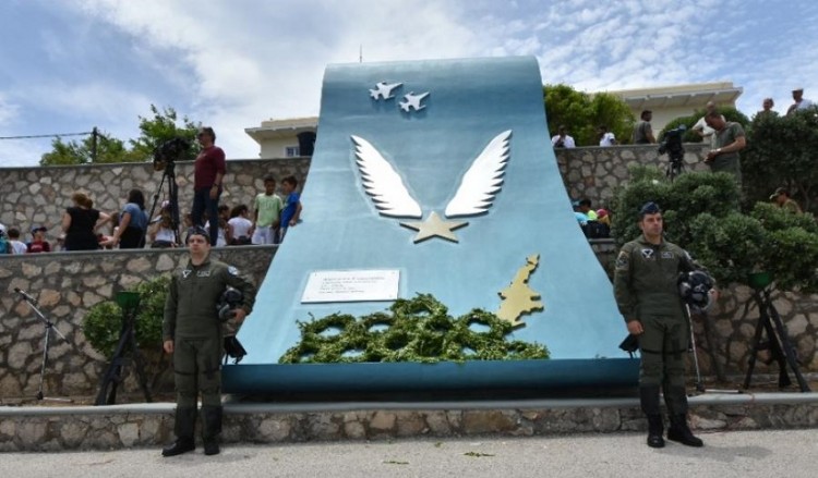 Κώστας Ηλιάκης: Συγκίνηση στο μνημόσυνο για τα 13 χρόνια από το θάνατο του σμηναγού