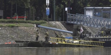 Τραγωδία στον Δούναβη: Ναυάγησε τουριστικό πλοίο με 35 επιβάτες (βίντεο)