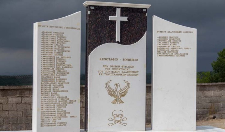 Με δάκρυα στα μάτια τα αποκαλυπτήρια κενοταφίου για τα οφιτικής καταγωγής θύματα της Γενοκτονίας και των σταλινικών διώξεων