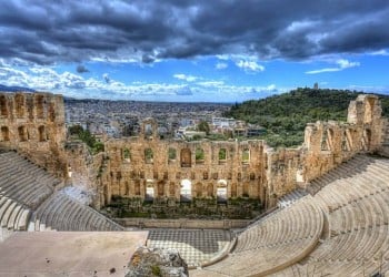 Τέλος οι θεατρικές παραστάσεις σε ανοιχτούς χώρους αλλά μόνο στην Αττική