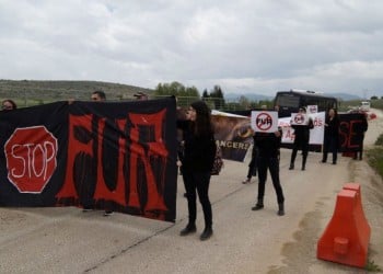Καστοριά: Διαμαρτυρία φιλοζωικής οργάνωσης έξω από το Εκθεσιακό Κέντρο Γούνας (βίντεο)