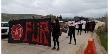 Καστοριά: Διαμαρτυρία φιλοζωικής οργάνωσης έξω από το Εκθεσιακό Κέντρο Γούνας (βίντεο)