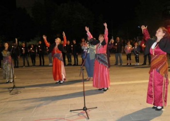 Δεκάδες κάτοικοι της Κοζάνης άναψαν κεριά στη μνήμη των θυμάτων της Γενοκτονίας (βίντεο)