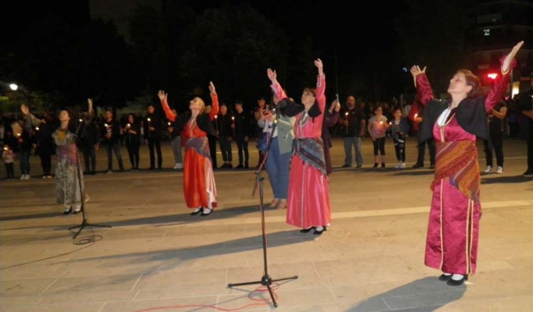 Δεκάδες κάτοικοι της Κοζάνης άναψαν κεριά στη μνήμη των θυμάτων της Γενοκτονίας (βίντεο)