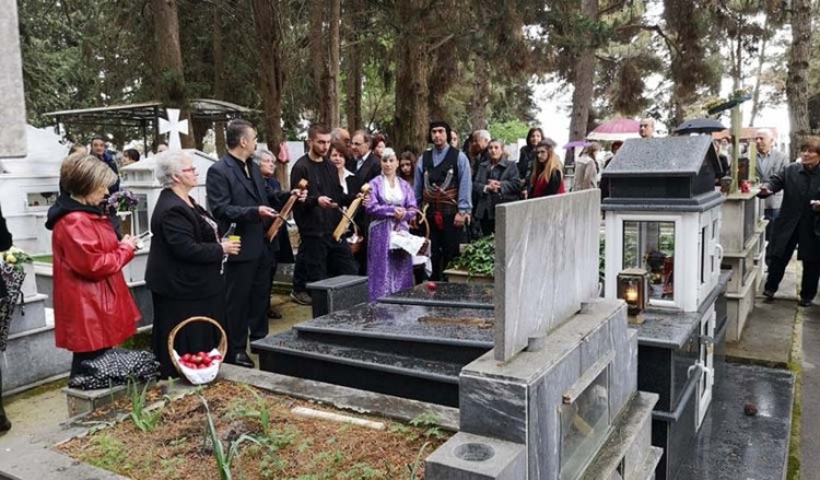 'Σ σα ταφία της Νέας Κρώμνης αναβίωσαν το έθιμο με λύρες και ποντιακά εδέσματα (βίντεο)