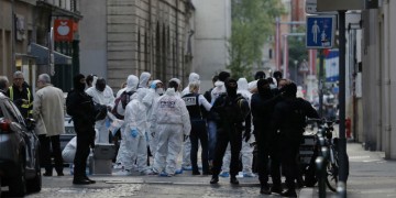 Γαλλία: Η αστυνομία καταδιώκει τον βομβιστή που τραυμάτισε 13 ανθρώπους στη Λιόν