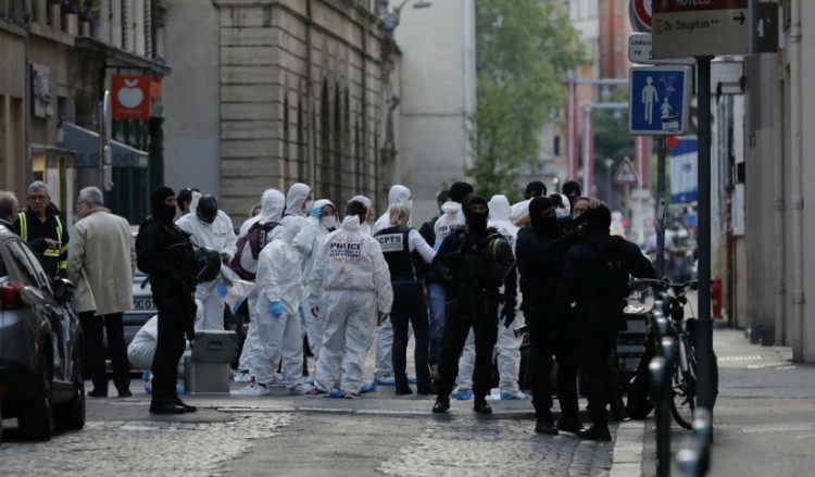 Γαλλία: Η αστυνομία καταδιώκει τον βομβιστή που τραυμάτισε 13 ανθρώπους στη Λιόν