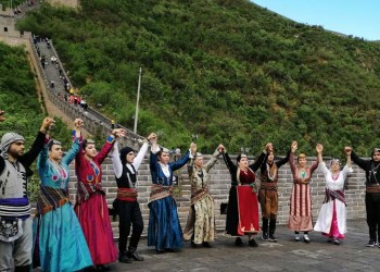 Χόρεψαν ποντιακά στο Σινικό Τείχος για τα 100 χρόνια από τη Γενοκτονία των Ποντίων (φωτο)