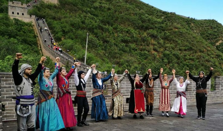 Χόρεψαν ποντιακά στο Σινικό Τείχος για τα 100 χρόνια από τη Γενοκτονία των Ποντίων (φωτο)