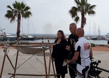 Άναψε η «Φλόγα του Πόντου» στον Πειραιά – Ταξιδεύει για Θεσσαλονίκη για τα 100 χρόνια από τη Γενοκτονία των Ποντίων