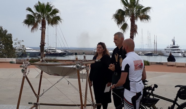 Άναψε η «Φλόγα του Πόντου» στον Πειραιά – Ταξιδεύει για Θεσσαλονίκη για τα 100 χρόνια από τη Γενοκτονία των Ποντίων