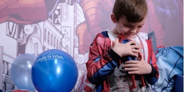 Η «Ομάδα Προσφοράς ΟΠΑΠ» παρέδωσε στον Ερνάντ τους αγαπημένους του σούπερ ήρωες