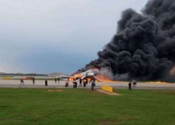Ρωσία: Φωτιά σε αεροπλάνο που έκανε αναγκαστική προσγείωση (βίντεο)