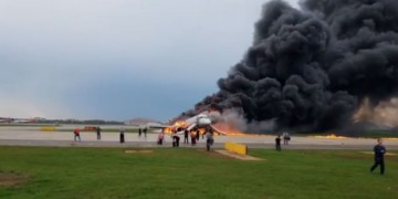 Ρωσία: Φωτιά σε αεροπλάνο που έκανε αναγκαστική προσγείωση (βίντεο)