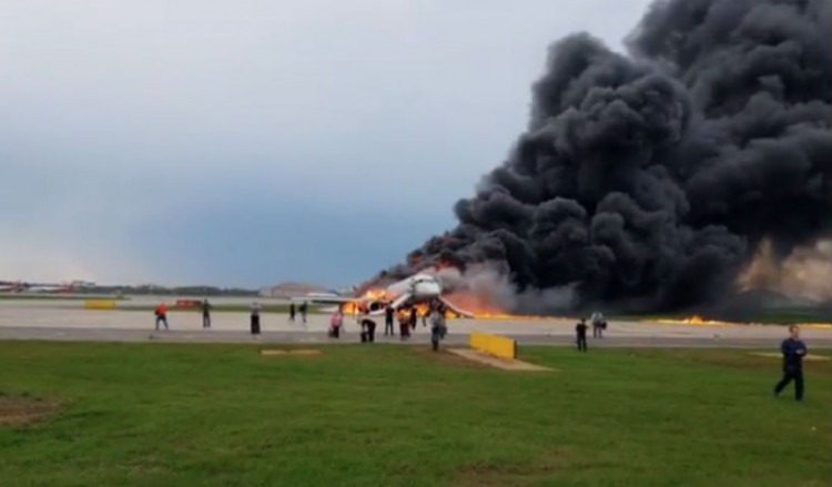 Ρωσία: Φωτιά σε αεροπλάνο που έκανε αναγκαστική προσγείωση (βίντεο)