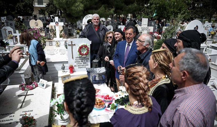 Σε κλίμα βαθιάς κατάνυξης τελέστηκε το ταφικό έθιμο στα Σούρμενα (βίντεο)