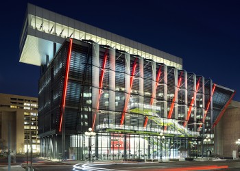 Το εντυπωσιακό κτήριο του «Διεθνούς Μουσείου Κατασκοπείας» στην Ουάσινγκτον