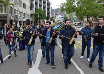 Στουτγάρδη: Με λύρες και πανό διαδηλώνουν για τα 100 χρόνια από τη Γενοκτονία των Ποντίων