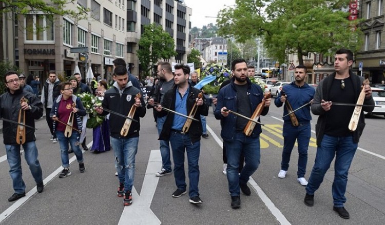 Στουτγάρδη: Με λύρες και πανό διαδηλώνουν για τα 100 χρόνια από τη Γενοκτονία των Ποντίων