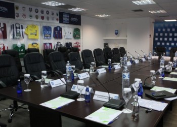 Super League: Επιμένει για την αγωνιστική, θέλει διώξεις για τις εμπρηστικές δηλώσεις