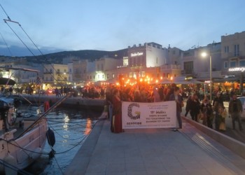Λαμπαδηδρομία στο λιμάνι της Σύρου για τα 100 χρόνια από τη Γενοκτονία των Ποντίων (βίντεο)