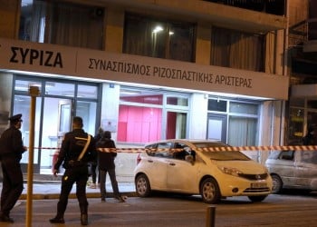 Επίθεση κουκουλοφόρων στα ΜΑΤ έξω από τα γραφεία του ΣΥΡΙΖΑ