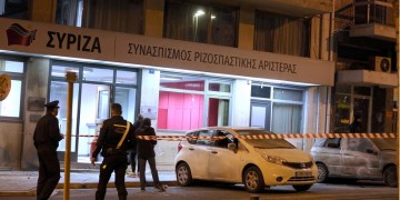 Επίθεση κουκουλοφόρων στα ΜΑΤ έξω από τα γραφεία του ΣΥΡΙΖΑ