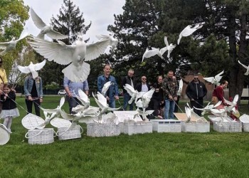 Απελευθερώθηκαν 100 περιστέρια στον ουρανό του Τορόντο στη μνήμη των θυμάτων της Γενοκτονίας των Ποντίων (βίντεο)