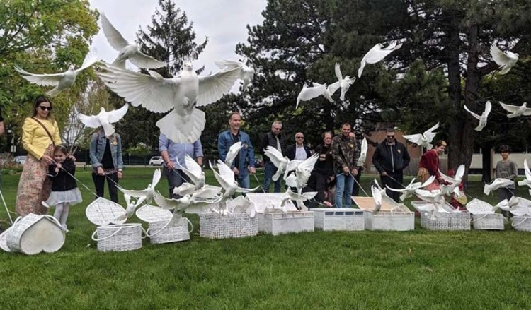 Απελευθερώθηκαν 100 περιστέρια στον ουρανό του Τορόντο στη μνήμη των θυμάτων της Γενοκτονίας των Ποντίων (βίντεο)