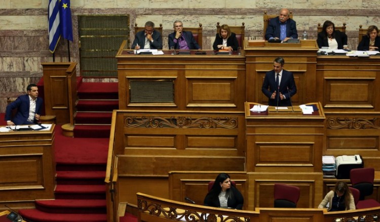 Θερμός διάλογος Πολάκη-Μητσοτάκη στη Βουλή