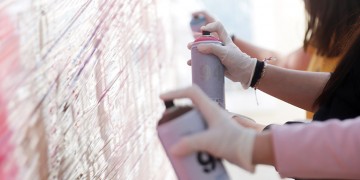 Ξενάγηση στους διαρκώς μεταβαλλόμενους τοίχους της Αθήνας