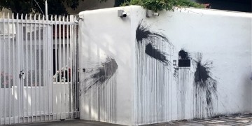 Ο Ρουβίκωνας πίσω από την επίθεση στο σπίτι του Αμερικανού πρέσβη Τζέφρι Πάιατ (βίντεο)